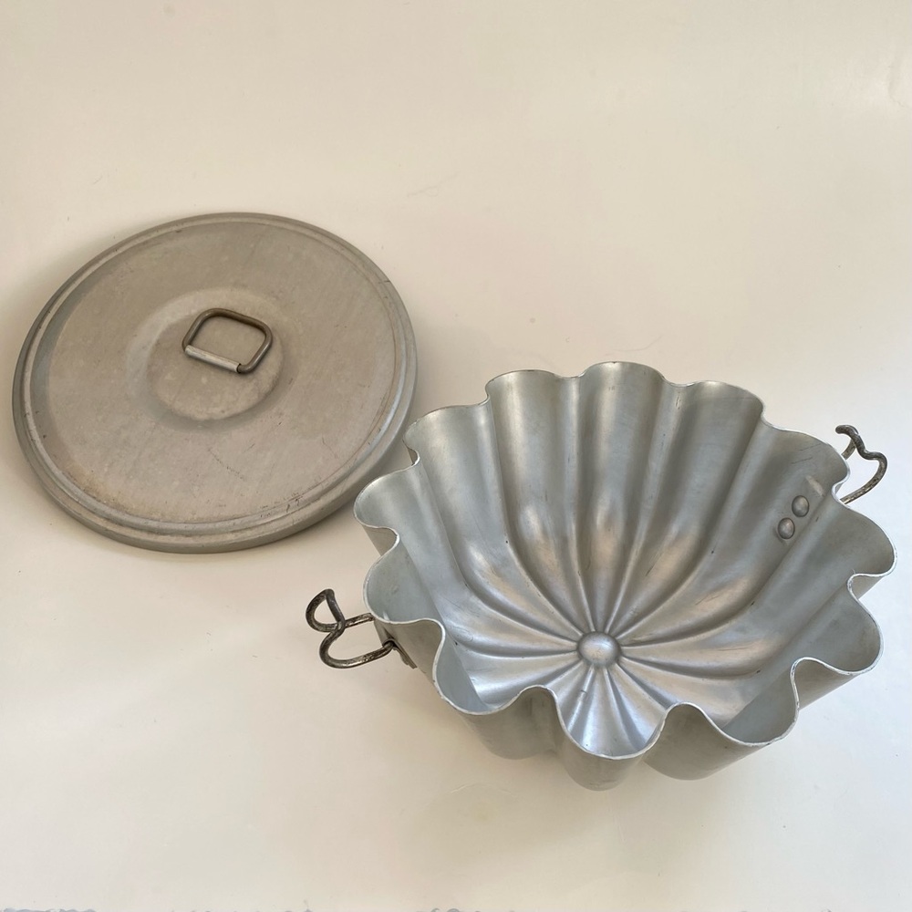 Vintage Mirro Jello Mold with Locking Lid Domed Fluted Pudding